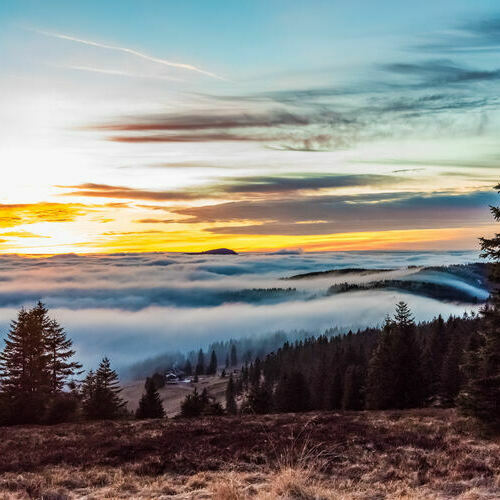 Blick vom Feldberg auf den Belchen in den Abendstunden bei Sonnenuntergang. 