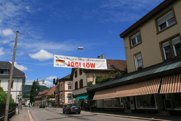 Banner über der Bundesstraße 317
