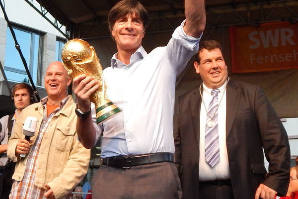 Mit dem WM Pokal war Joachim löw nach Schönau gekommen. 