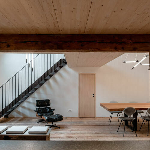 Blick aus der K�che auf den Essbereich mit seinem 4 Meter langen Eichentisch.