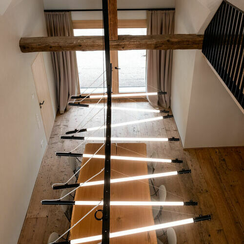 Blick von oben auf den Essbereich und einen 4 Meter langen Eichentisch.