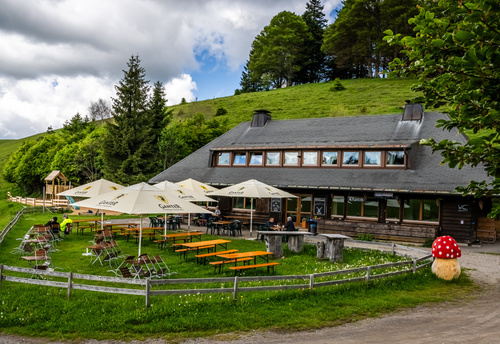 Dieses Foto zeigt das Almgasthaus Knöpflesbrunnen mit deren Sonnenterasse Dieses Foto zeigt das Almgasthaus Knöpflesbrunnen mit deren Sonnenterasse