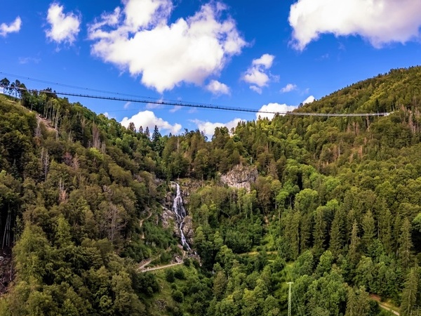 In 120 Meter Höhe bietet der Blick auf den Todtnauer Wasserfall eine spektakuläre Perspektive