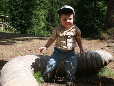 Kind sitzt auf einem nachgebauten, überdimensionalen Riesenregenwurm Kind sitzt auf einem nachgebauten, überdimensionalen Riesenregenwurm
