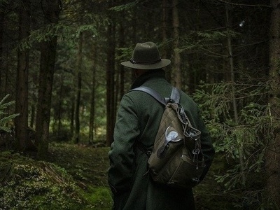 Wanderung mit dem J�ger in der Abendd�mmerung