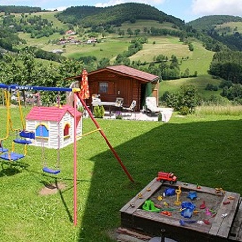 Gartenhaus mit Spielplatz und Grill - 