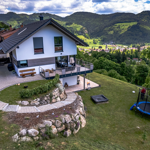 Ausblick auf die umliegende Bergwelt sowie die Stadt Schönau im Schwarzwald - 