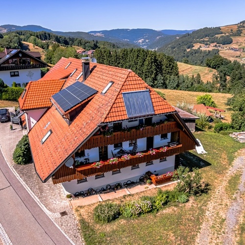Ausblick auf die umliegende Bergwelt der Schwarzwaldregion Belchen - Ausblick auf die umliegende Bergwelt der Schwarzwaldregion Belchen -